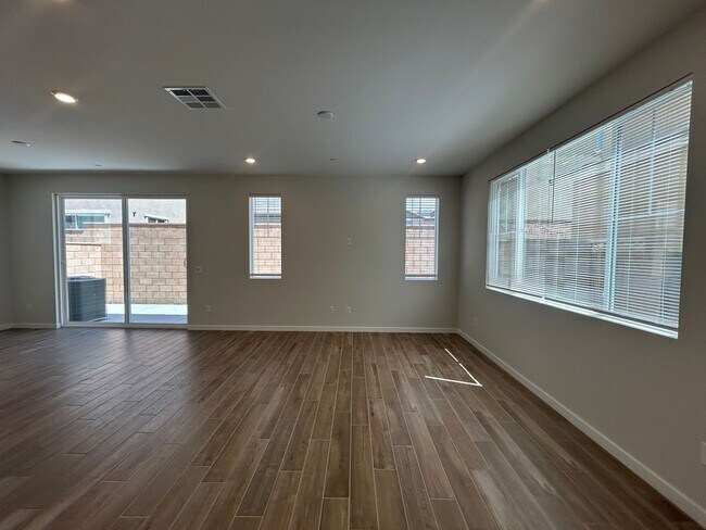 Building Photo - Gorgeous 3 Bedroom, 2.5 Bathroom in North ...