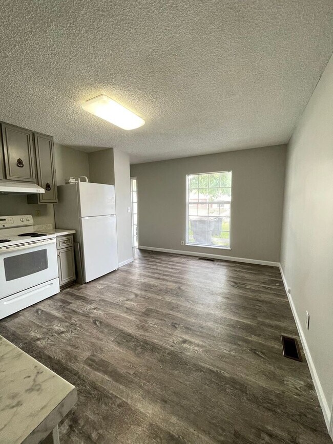 Building Photo - 4-Bedroom Home on the South Side - Available In May