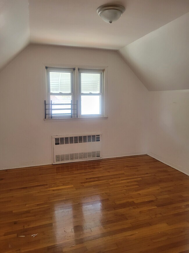 Front bedroom - 12011 131st St