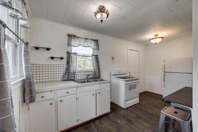 Building Photo - Super cute 2 bedroom one bath home in the ...
