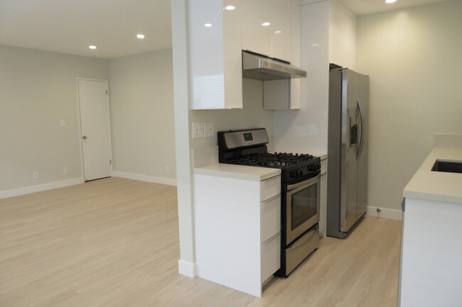 Building Photo - 1451 Franklin St in Santa Monica!  Steps t...