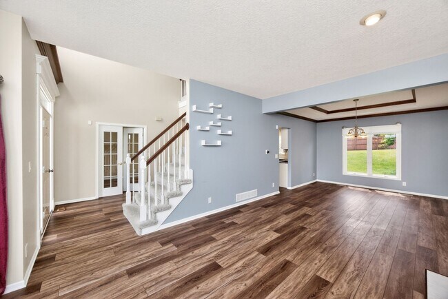Building Photo - SPACIOUS LIVING!!  4 Bedrooms, 2.5 Bathrooms Home in Des Moines!