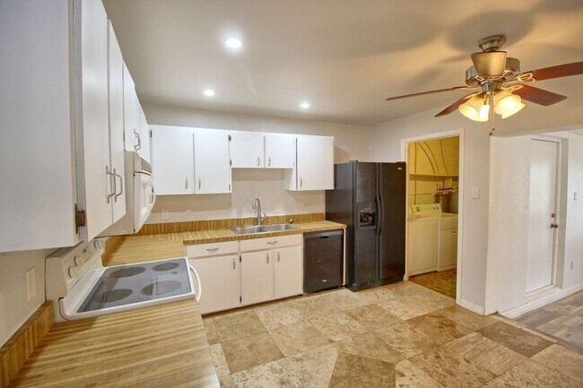 Foto del edificio - 743 Hummingbird Lane