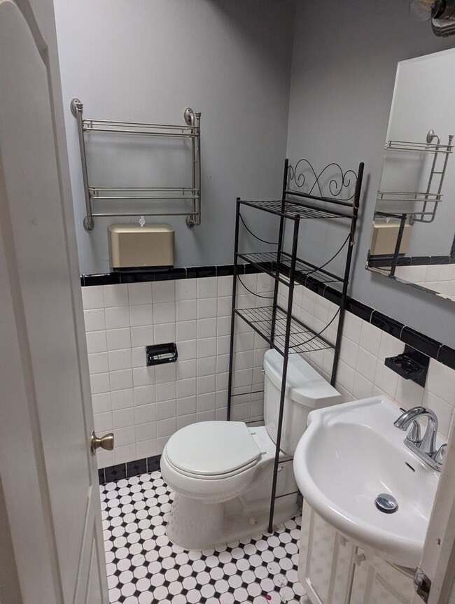 Photo - Spacious 3BR Home in Overbrook Park – Front Yard, Modern Kitchen, Washer and Dryer & Basement