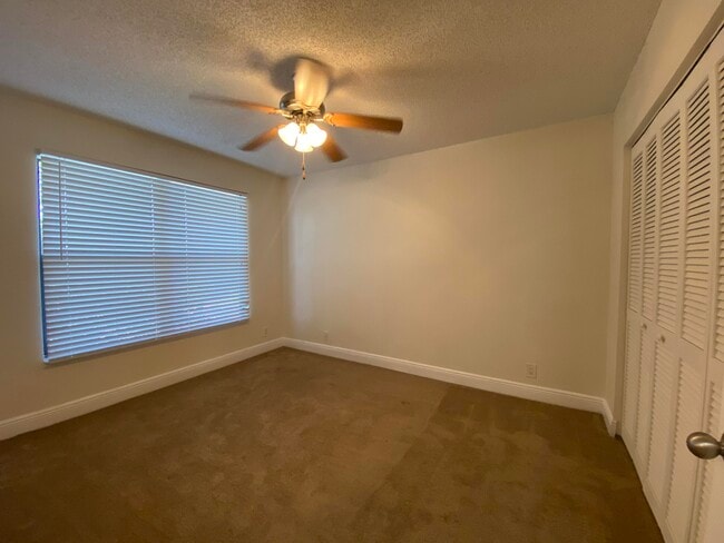 Building Photo - 1440 Lake Crystal Dr
