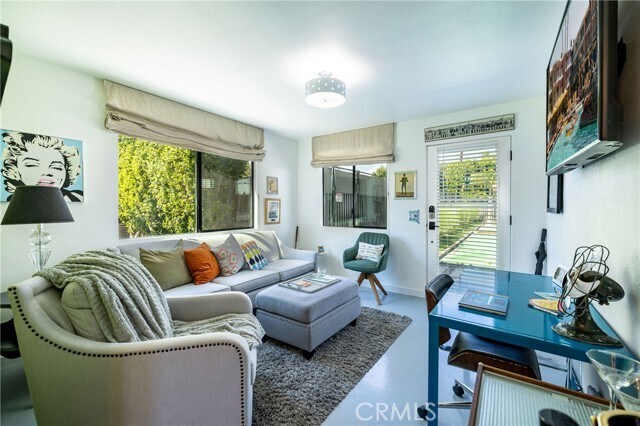 Foto del edificio - 518 El Cielo Rd