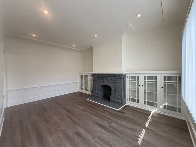 Building Photo - Newly Renovated Upper Unit – Bright 3BD / 1.5BA