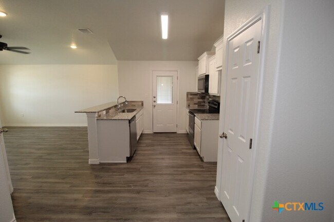 Foto del edificio - 118 Wind Ridge Dr