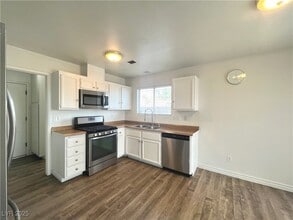 Building Photo - 1537 N Canyon Rose Way