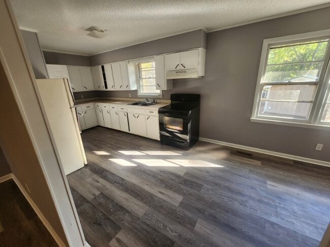 Building Photo - 303 W King St