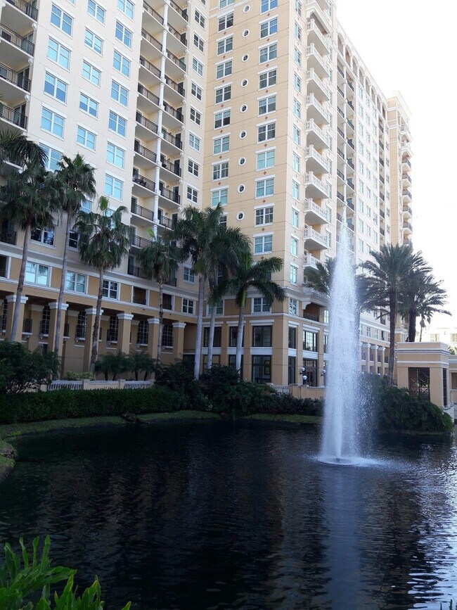 Building Photo - ANNUAL/SEASONAL 2/1  CONDO, VIEWS OF BAY, DOWTOWN SARASOTA!!