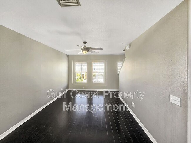 Foto del edificio - 8716 Spruce Hills Ct