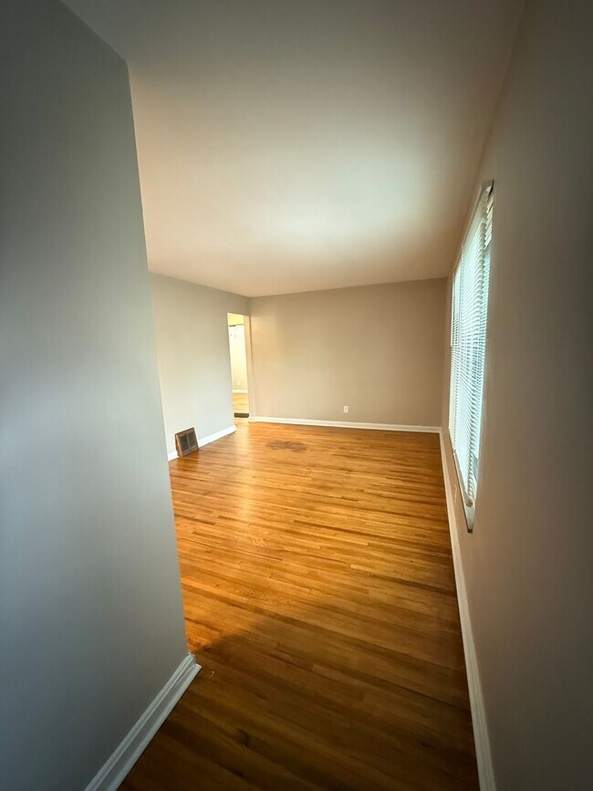 Building Photo - Private Charming Home!