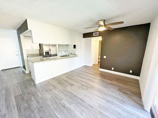 Foto del edificio - 4465 Treehouse Ln