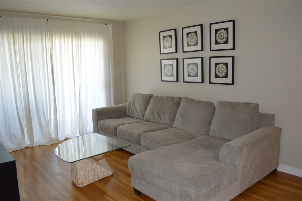 Foto principal - 790 Hyde Park Ave
