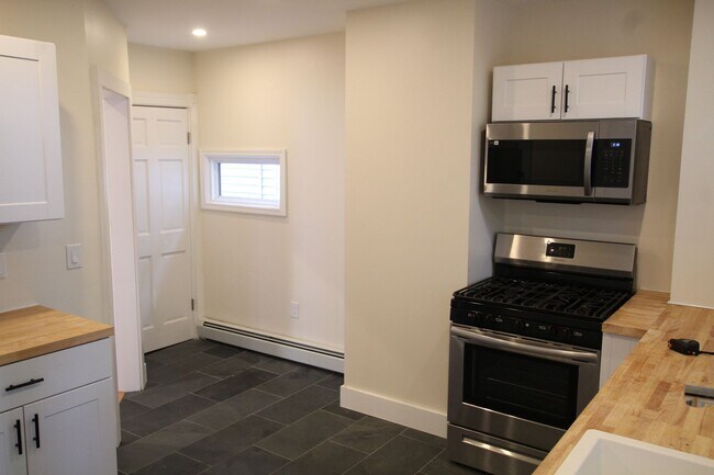 Building Photo - 17 Oneil St