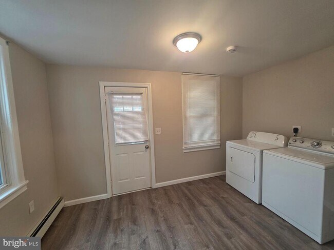 Building Photo - 331 Ellis Ave