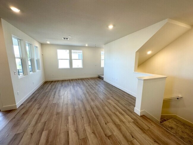 Foto del edificio - Boulevards End Unit Townhouse, 3 Bed / 2.5...