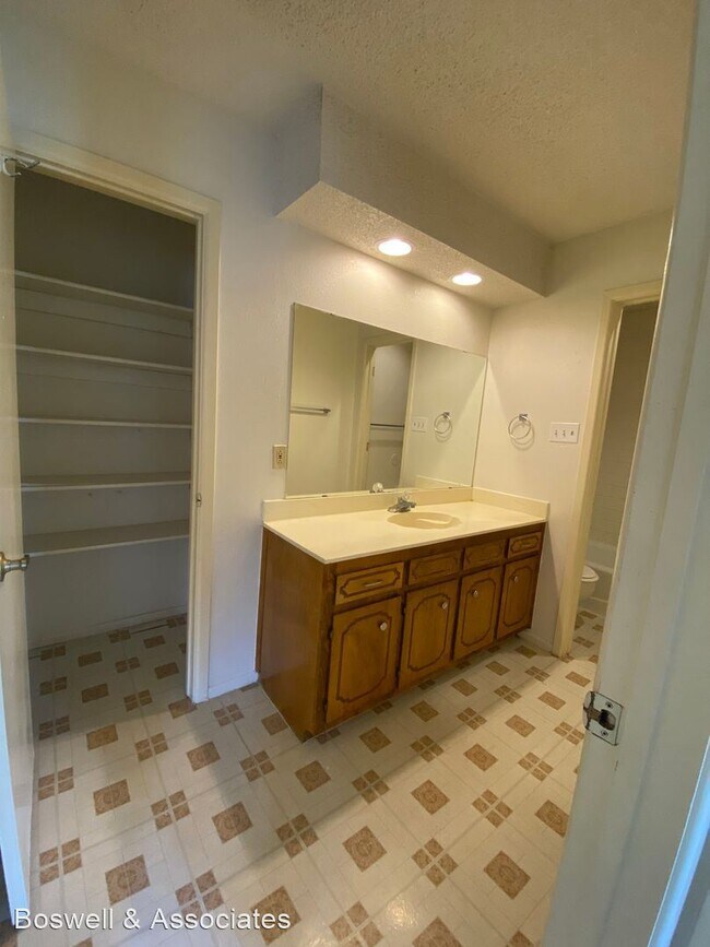 Building Photo - 3 br, 2 bath House - 4702 W. Dengar Ave.