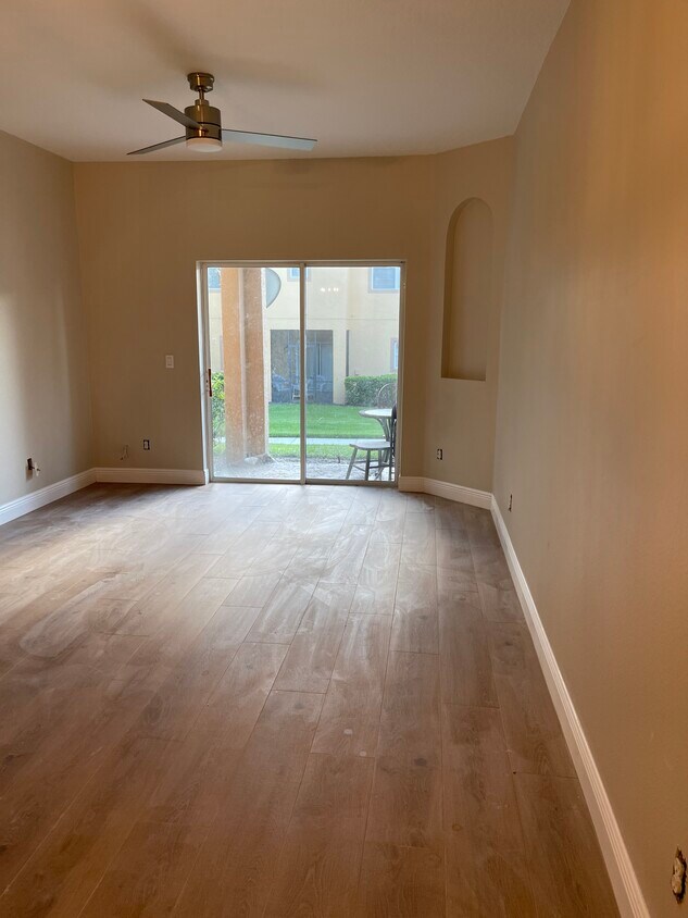 Building Photo - 1036 Bonaire Dr