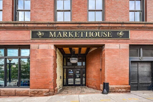 Entrada por la calle Broadway - 289 5th St E