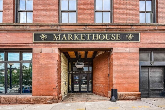 Broadway Street Entrance - 289 5th St E