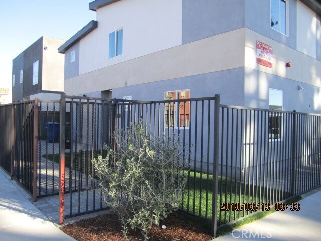 Foto del edificio - 6220 Tyrone Ave