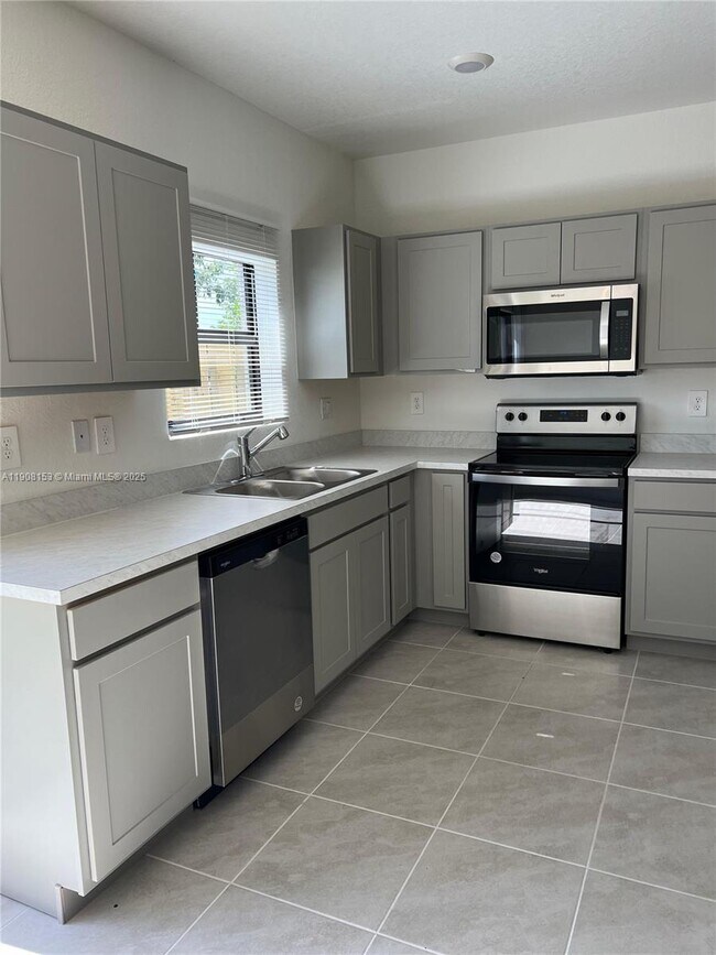 Building Photo - 326 NE 1st Ave