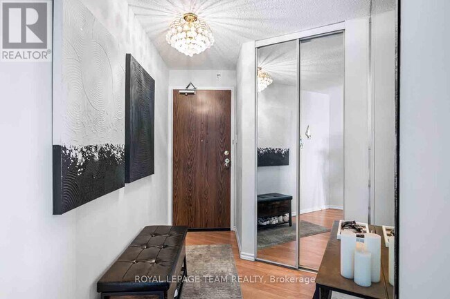 Photo du bâtiment - 900-2900 Dynes Rd