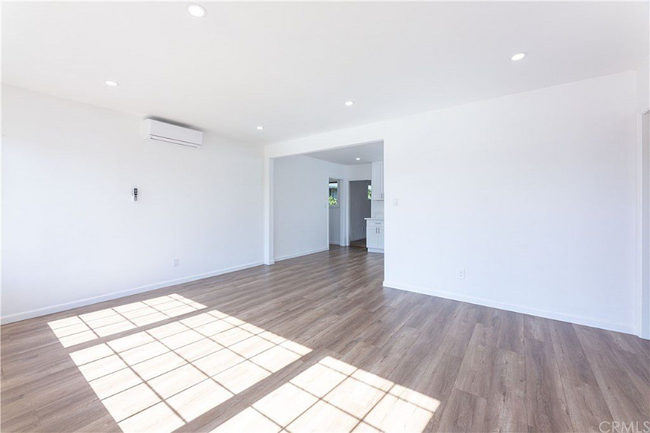 Building Photo - 704 S Taper Ave
