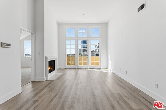 Foto del edificio - 1225 Armacost Ave