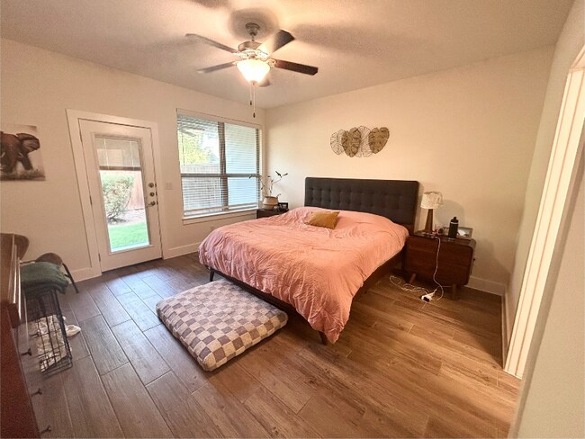 Building Photo - 608 Parkline Dr