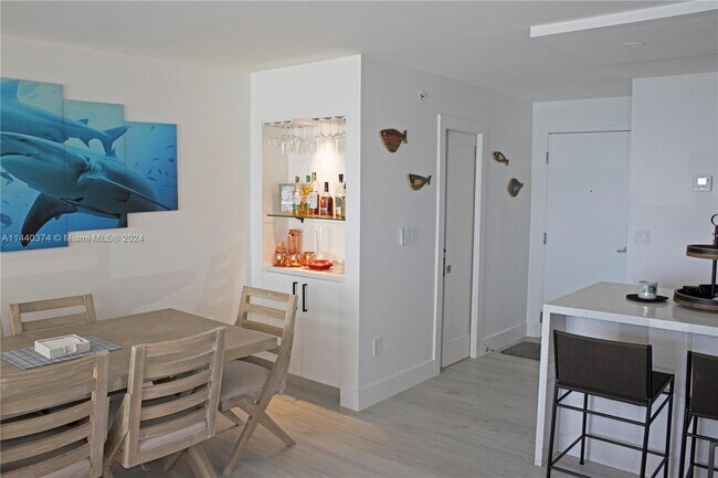 Building Photo - 6917 Collins Ave