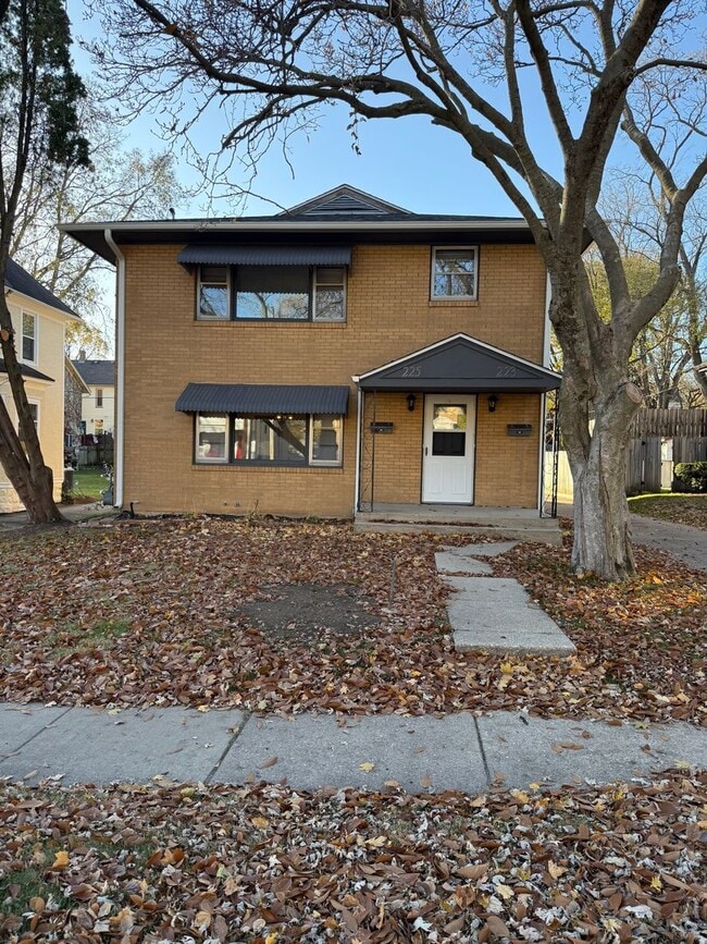 Building Photo - 223-225 S Gardiner Ave