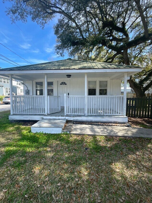 Primary Photo - 2 Bedroom 1 Bath Home For Rent!