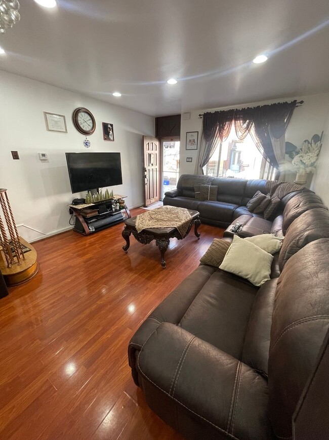 Foto del edificio - Beautifully Updated 3 Bedroom House Availa...