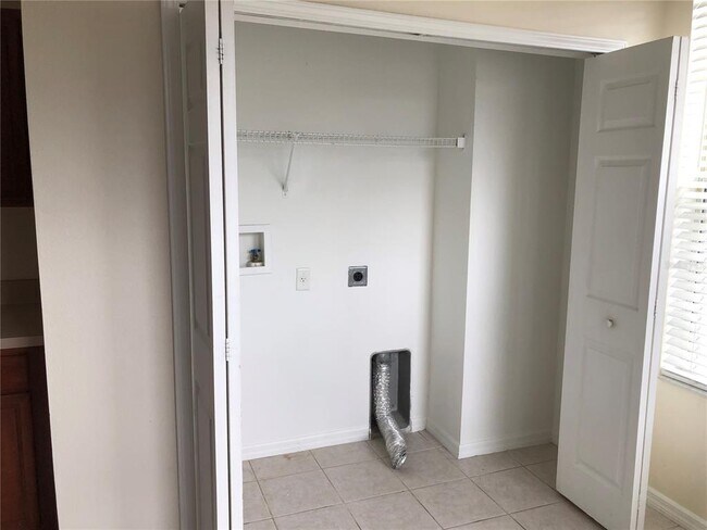 Foto del edificio - 9817 Carlsdale Dr