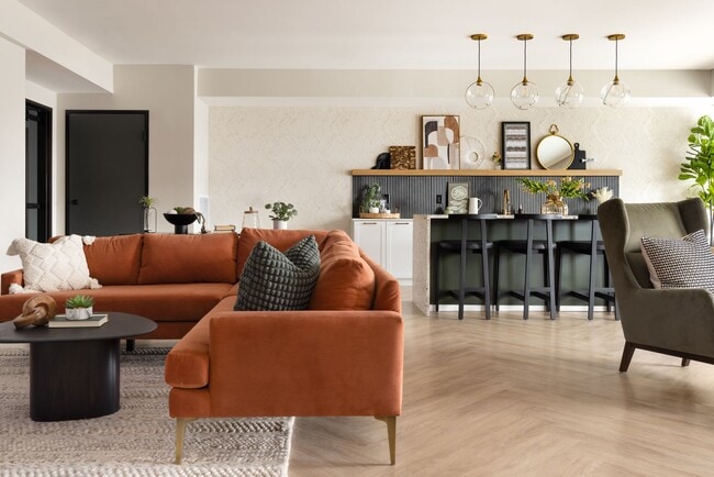 Interior Photo - Current 33