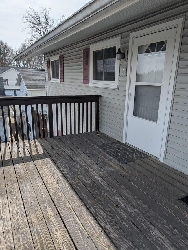 Building Photo - 209 W Oak St