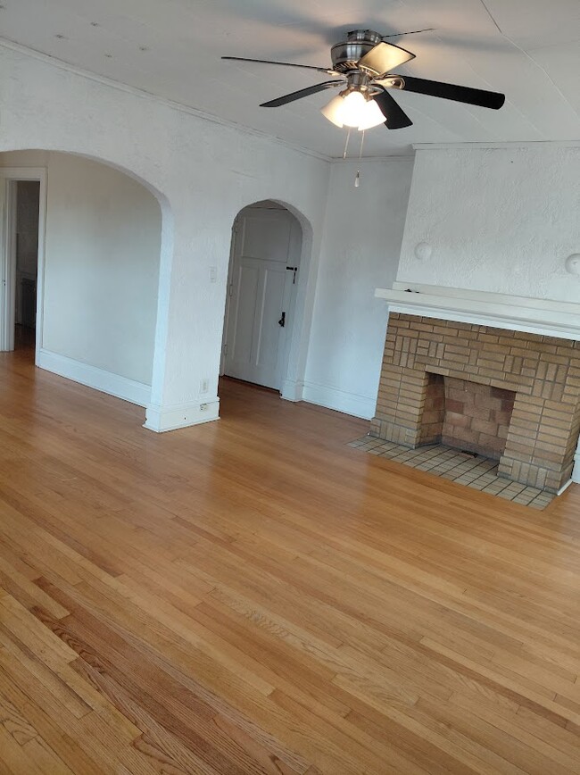 Building Photo - 4552 W Wells St