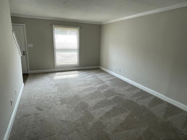 Foto del edificio - Charming 2-Bedroom Townhome in Prime Charl...