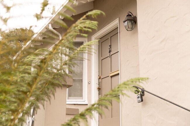 Foto del edificio - Classic Pacific Grove Duplex - Available D...