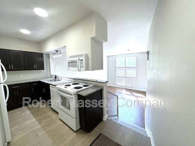 Foto del edificio - 2745 Grinstead Dr