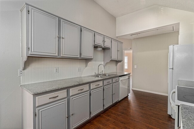 Foto del edificio - 588 Lake Forest Dr