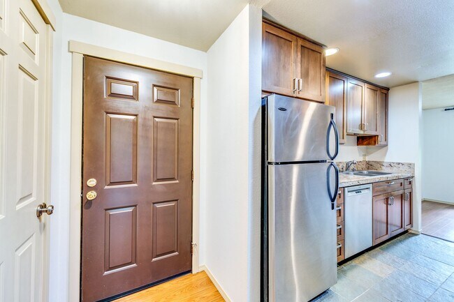 Building Photo - Cozy Condo Close to Town