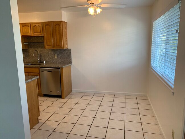 Eating area - 3567 Farm Hill Blvd