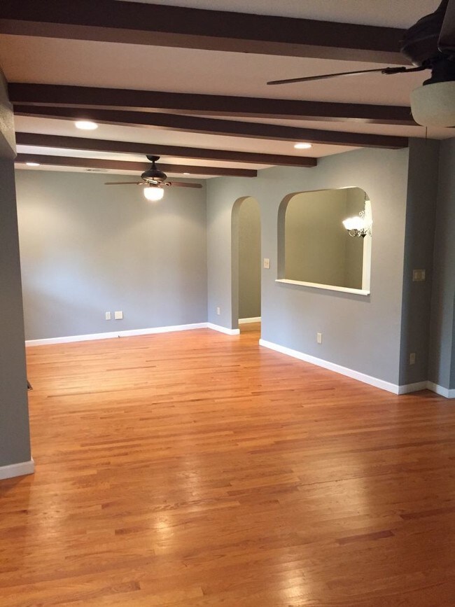 Foto del edificio - 1180 N Country Club Blvd