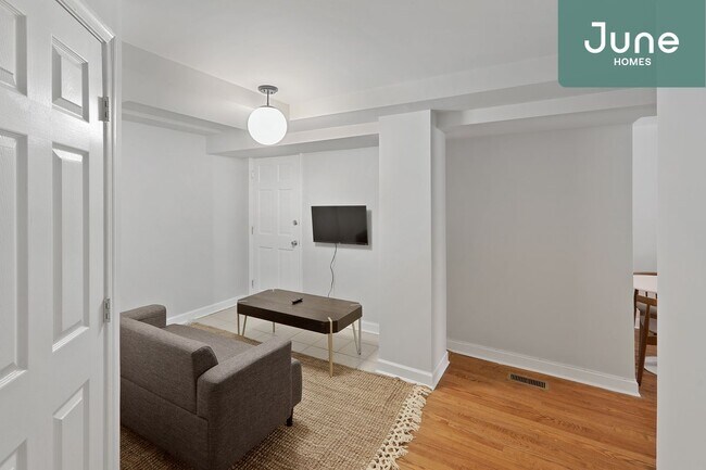 Building Photo - Full room in 2-bed/1.0-bath Home