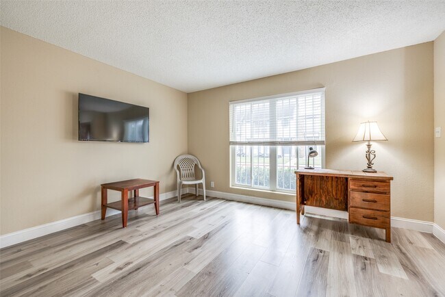 Foto del edificio - 11002 Hammerly Blvd