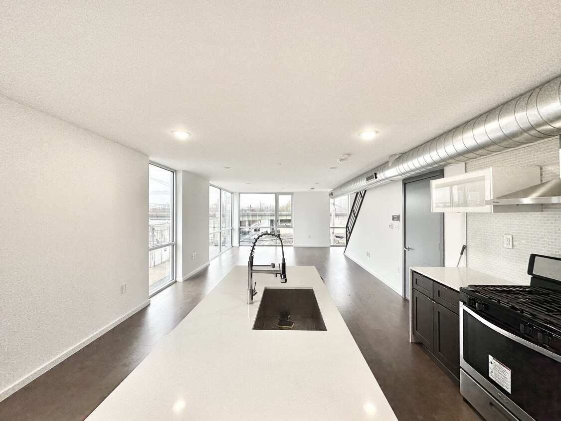 Primary Photo - 1500 N 8th St